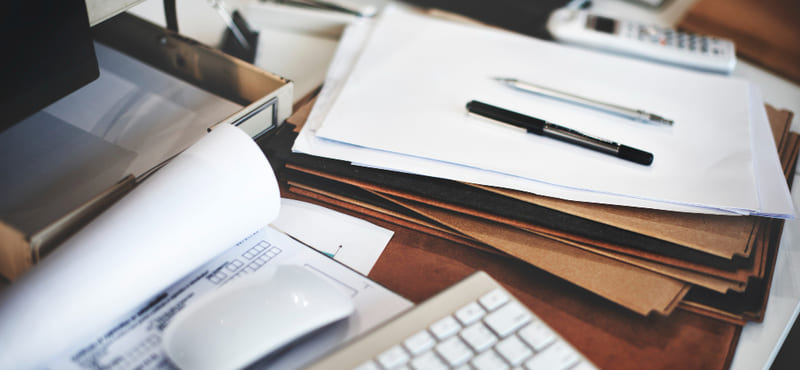 Espacio de trabajo organizado para trámites